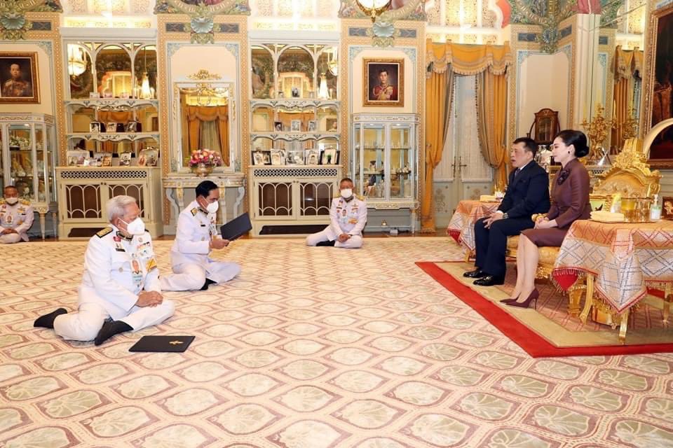 TipananOfficial's tweet photo. 2 ธ.ค. 2566 - เวลา 18.27 น. พระบาทสมเด็จพระเจ้าอยู่หัว และสมเด็จพระนางเจ้า ฯ พระบรมราชินี เสด็จออก ณ พระที่นั่งอัมพรสถาน พระราชวังดุสิต พระราชทานพระบรมราชวโรกาสให้ พลเอก สุรยุทธ์ จุลานนท์ ประธานองคมนตรี นำ พลเอก ประยุทธ์ จันทร์โอชา องคมนตรี ซึ่งทรงพระกรุณาโปรดเกล้าโปรดกระหม่อมแต่งตั้ง เฝ��าทูลละอองธุลีพระบาท ถวายสัตย์ปฏิญาณก่อนเข้ารับหน้าที่