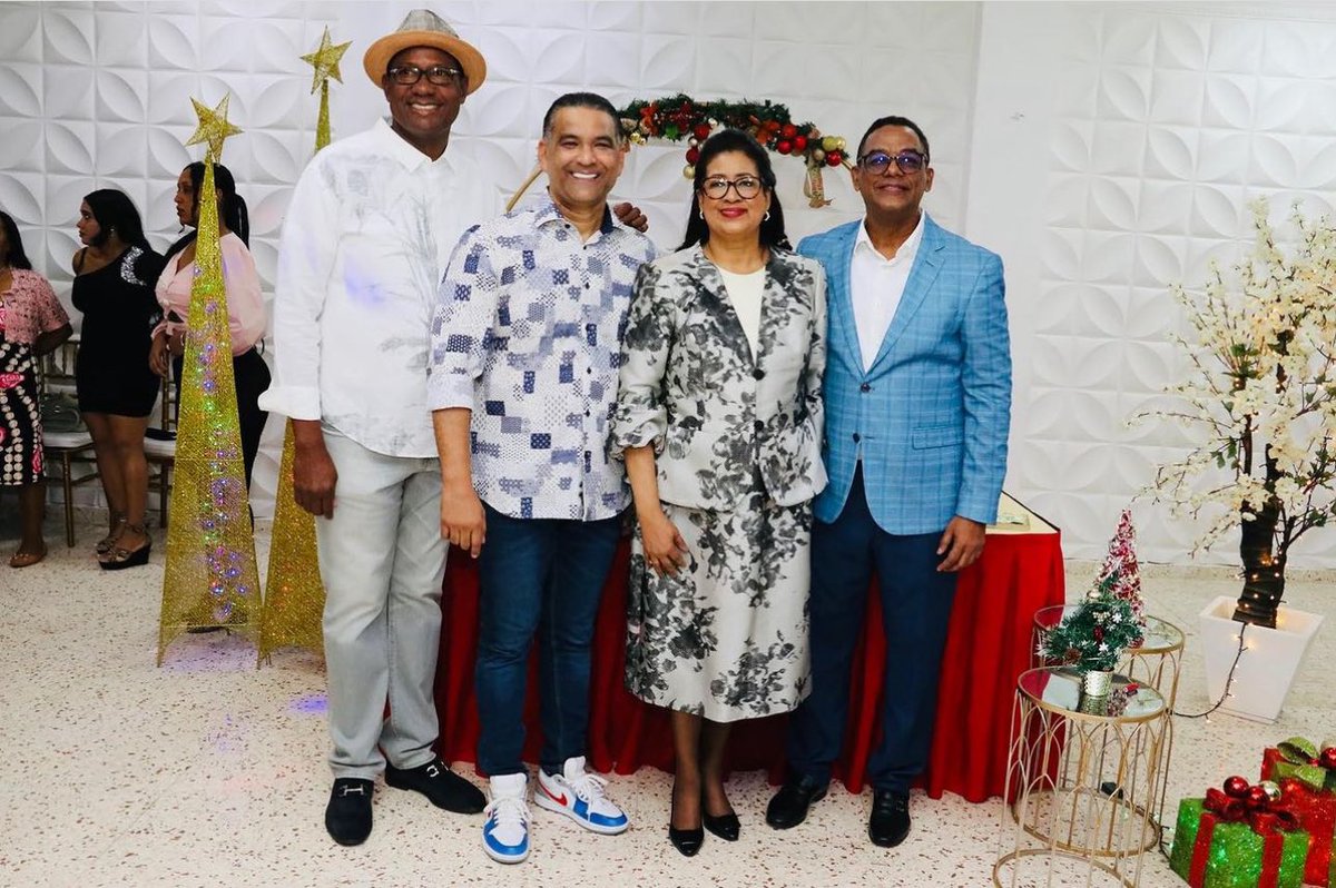 AlbertoTejeda_'s tweet photo. ¡Damos la bienvenida a la Navidad al ritmo de los aguinaldos navideños en los distintos sectores de nuestro querido Santo Domingo Este! 

Disfrutamos de la alegría de la temporada junto a nuestra maravillosa comunidad. 🎄🎶 

¡Que estas festividades nos llenen de amor y unión! 💕✨