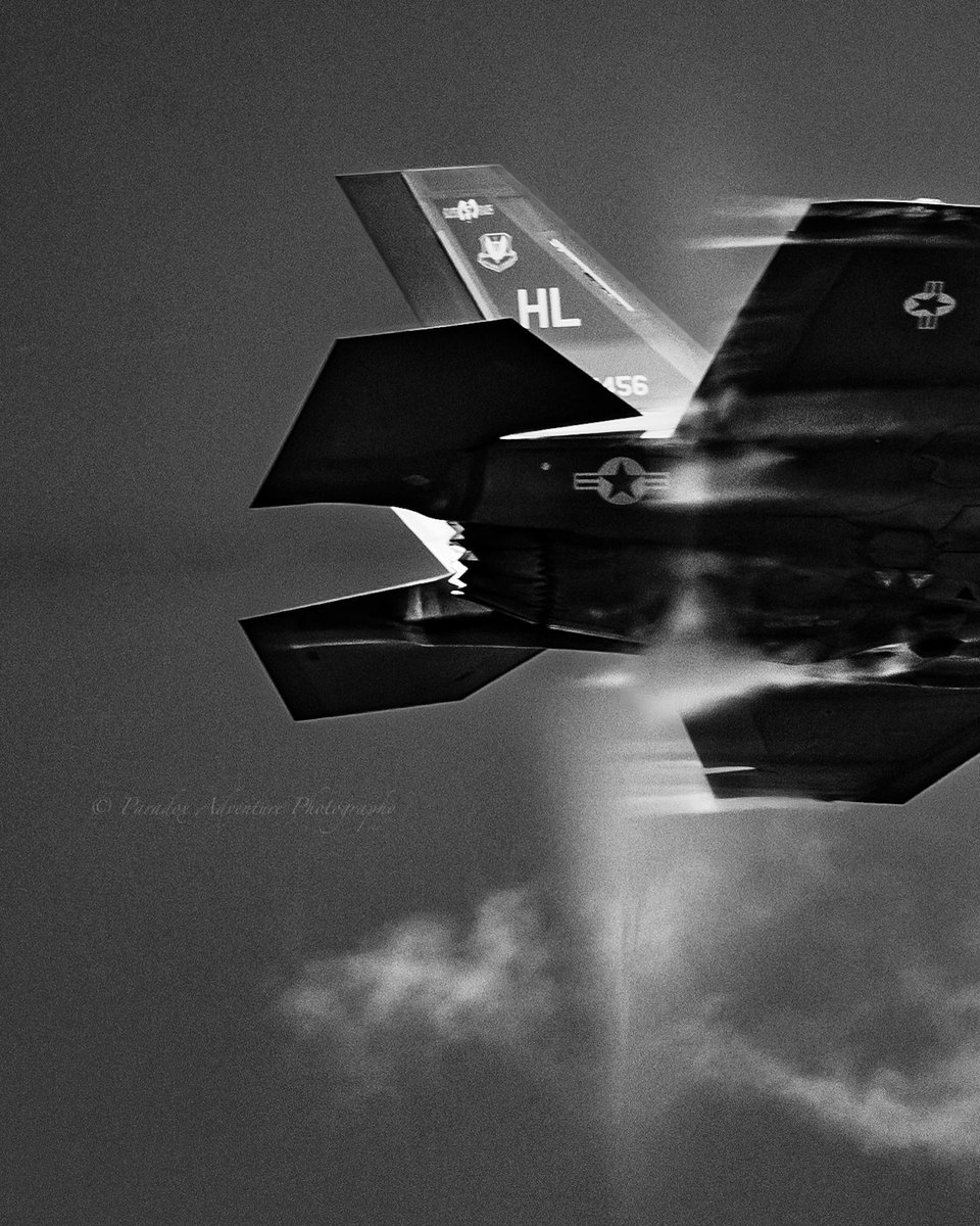 PdxAdvPhoto's tweet image. I’ve posted a black and white photo similar to this, but this one is a photo in the same sequence with the other one during the high speed pass. However, do you notice something here?

You can see the sound compression waves/ripples in the vapor cone of the F-35.

#F35Lightning