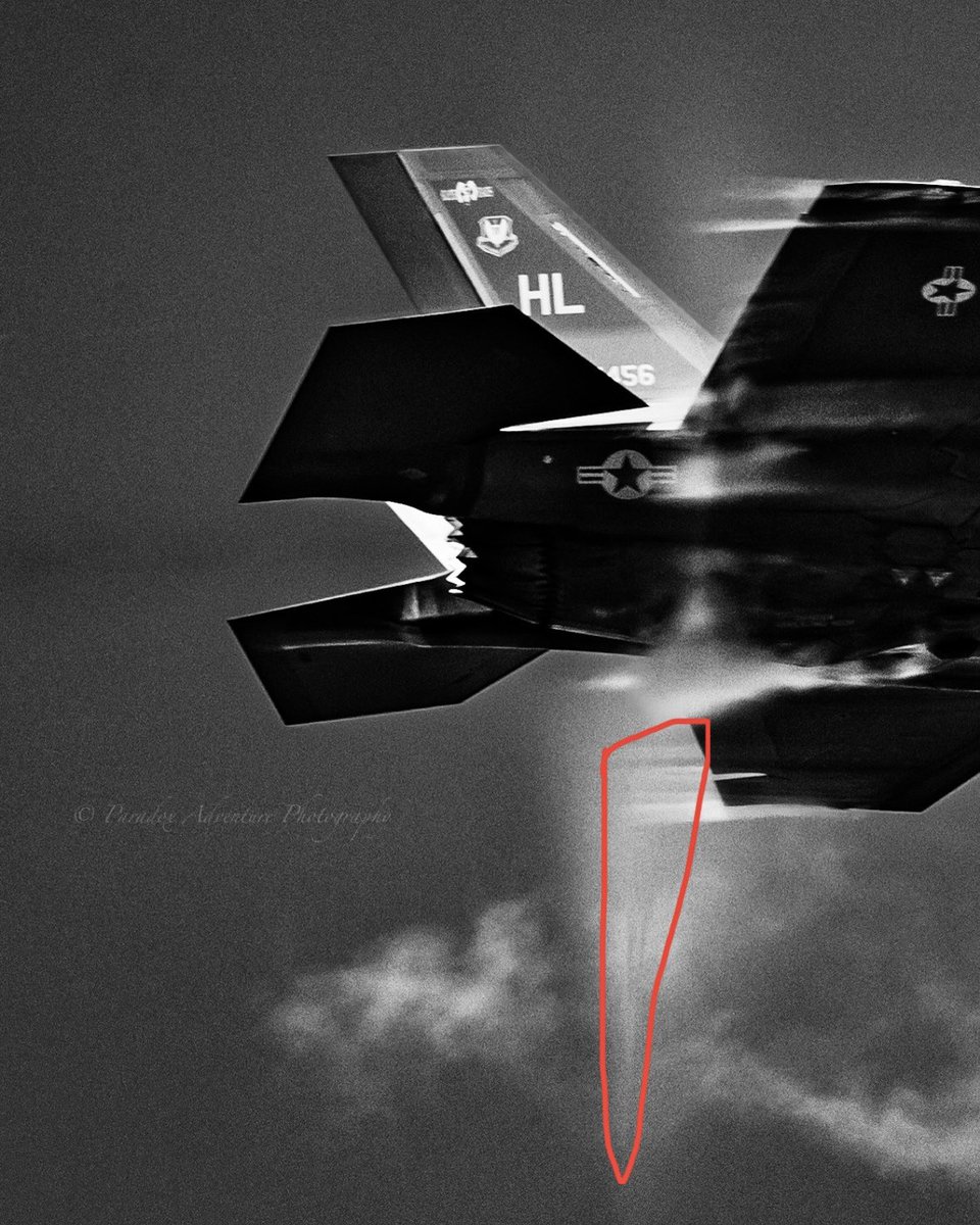 PdxAdvPhoto's tweet image. I’ve posted a black and white photo similar to this, but this one is a photo in the same sequence with the other one during the high speed pass. However, do you notice something here?

You can see the sound compression waves/ripples in the vapor cone of the F-35.

#F35Lightning