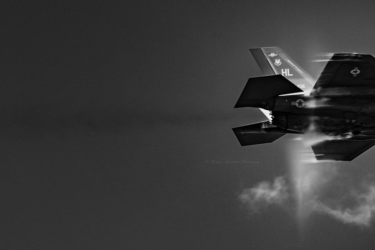 PdxAdvPhoto's tweet image. I’ve posted a black and white photo similar to this, but this one is a photo in the same sequence with the other one during the high speed pass. However, do you notice something here?

You can see the sound compression waves/ripples in the vapor cone of the F-35.

#F35Lightning