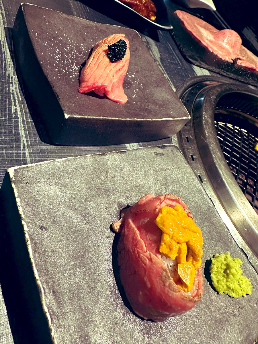000000Sky's tweet photo. わたくしごとですがあと40分で
24歳になるだ���ー😭

ぶりぶりお肉とウニ��べてきたあ https://t.co/6oX6w83Xv7