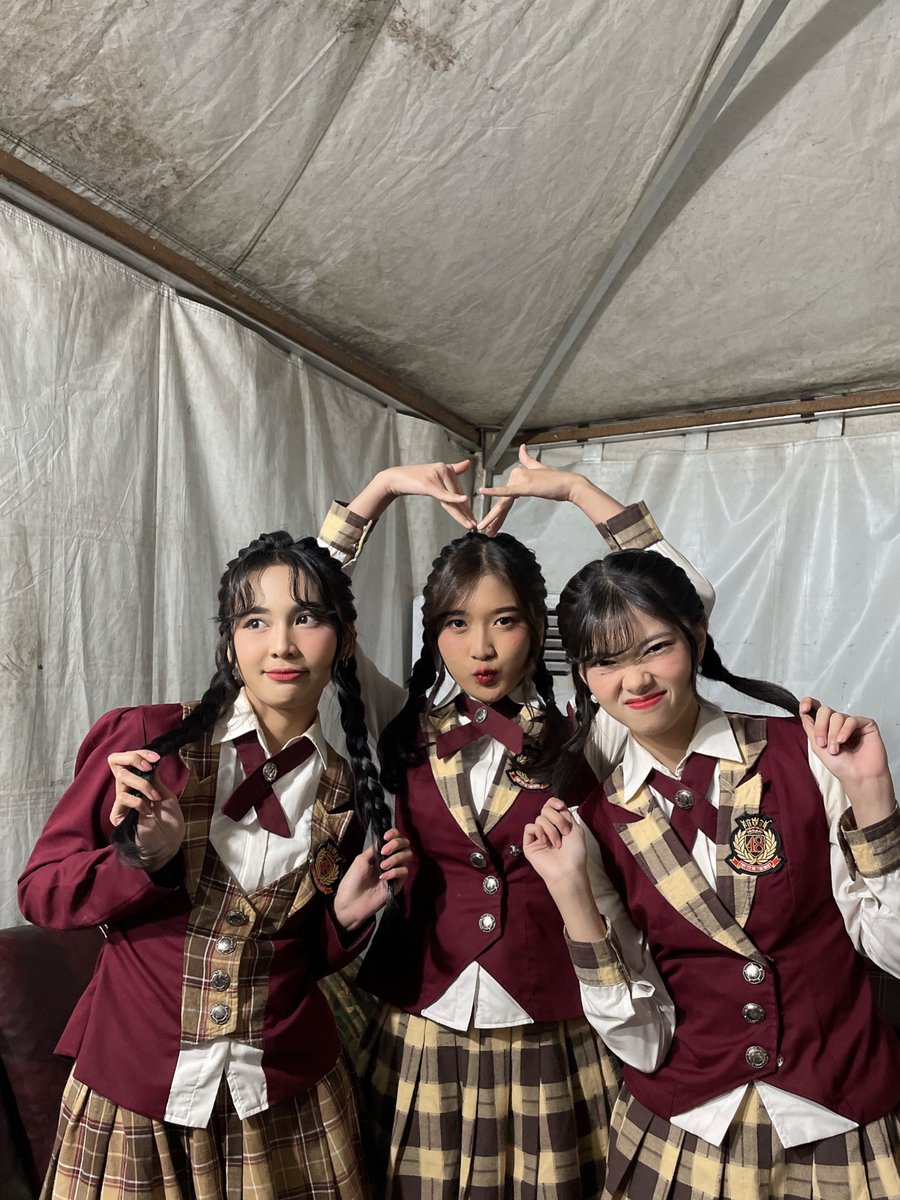 A_GitaJKT48's tweet photo. Thank you Wonderful Kukar 2023 Kalimantan!! 
Kembar tiga heheh🙆🏻‍♀️ https://t.co/dqbLhLd15D