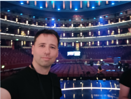 Last wednesday, our chameleon client Steve Blacker-Borrowman was seen crewing for the @RoyalVarietyShow at the <a href="/RoyalAlbertHall/">Royal Albert Hall</a>! Nice angle from the stage ^^