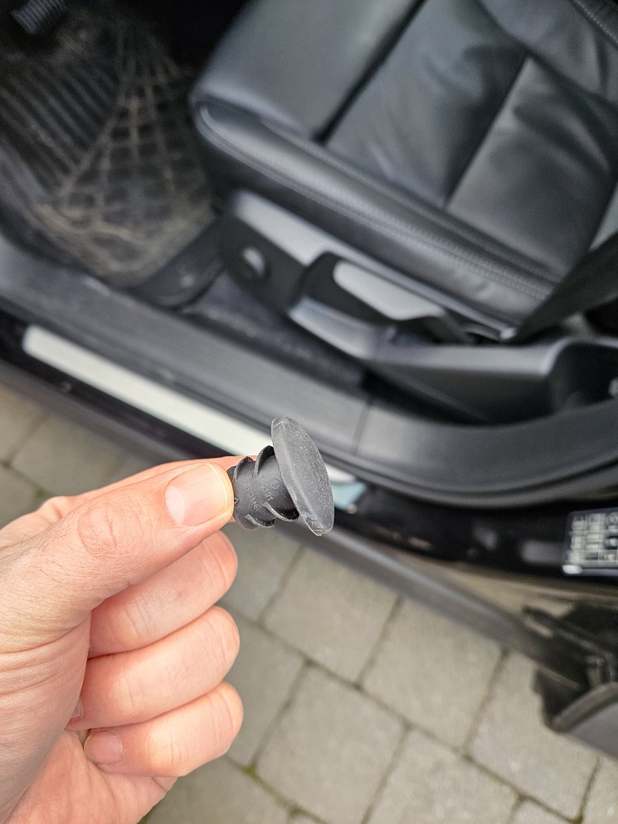 Golb.be (@golbbe) on Twitter photo Ik vond deze plug aan de bestuurderskant. Van waar komt die? <a href="/VolvoCarBeLux/">Volvo Car BeLux</a> <a href="/volvocars/">Volvo Cars</a> Volvo kenners in de zaal? Ik vond deze plug aan de bestuurderskant. Van waar komt die? <a href="/VolvoCarBeLux/">Volvo Car BeLux</a> <a href="/volvocars/">Volvo Cars</a> Volvo kenners in de zaal?
