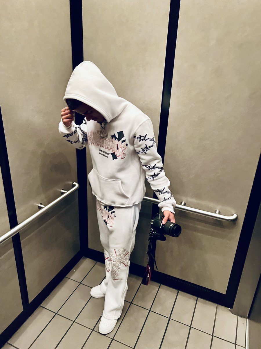 YOUNGSTRETCHH's tweet photo. Who need a flick? 📸 https://t.co/R6c4LaiByU https://t.co/LUZFX5msWl
