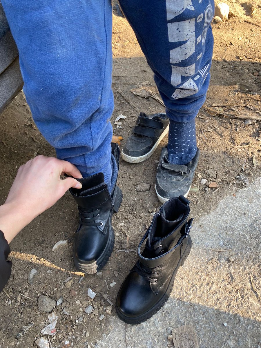 emreeturko's tweet photo. Hatay’da depremden etkilenen çocuklarımız için yardımlara devam ediyoruz destek veren herkese çok teşekkür ederiz❤️ Bot ve mont yardımı yapmak isteyenler lütfen bana ulaşsın çocuklar kış ayında üşümesin 🙏 https://t.co/NC3GTwTMnG