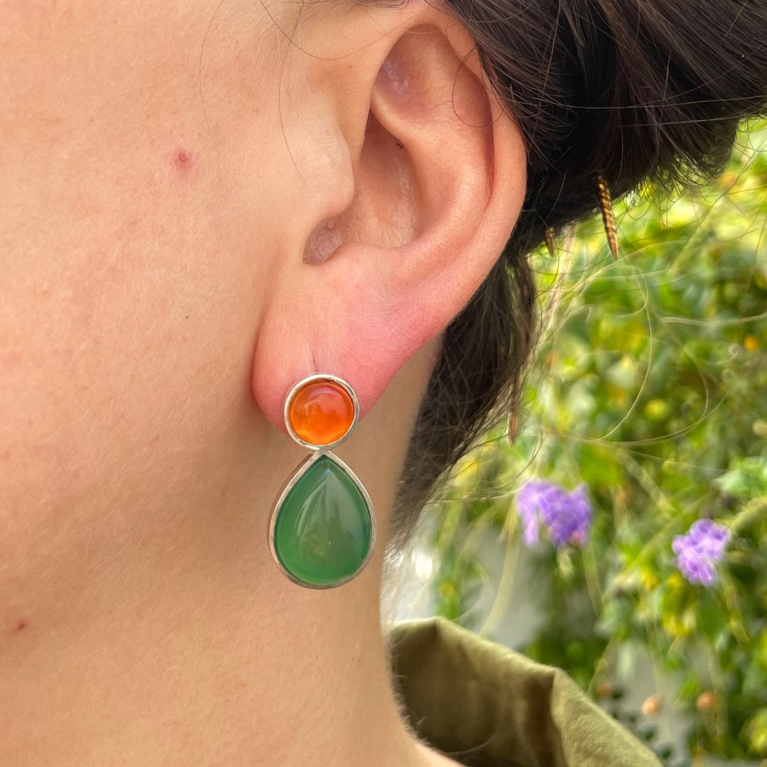 ✨ ¡Descubre la magia de la naturaleza en cada detalle! ✨ Estamos emocionados de presentar nuestras nuevas piezas inspiradas en la elegancia del vuelo de la paloma y la gracia del colibrí. 🕊️🌸

🌿 Estos deslumbrantes aretes, con piedras de ágata verde y zafiro naranja.
 💖