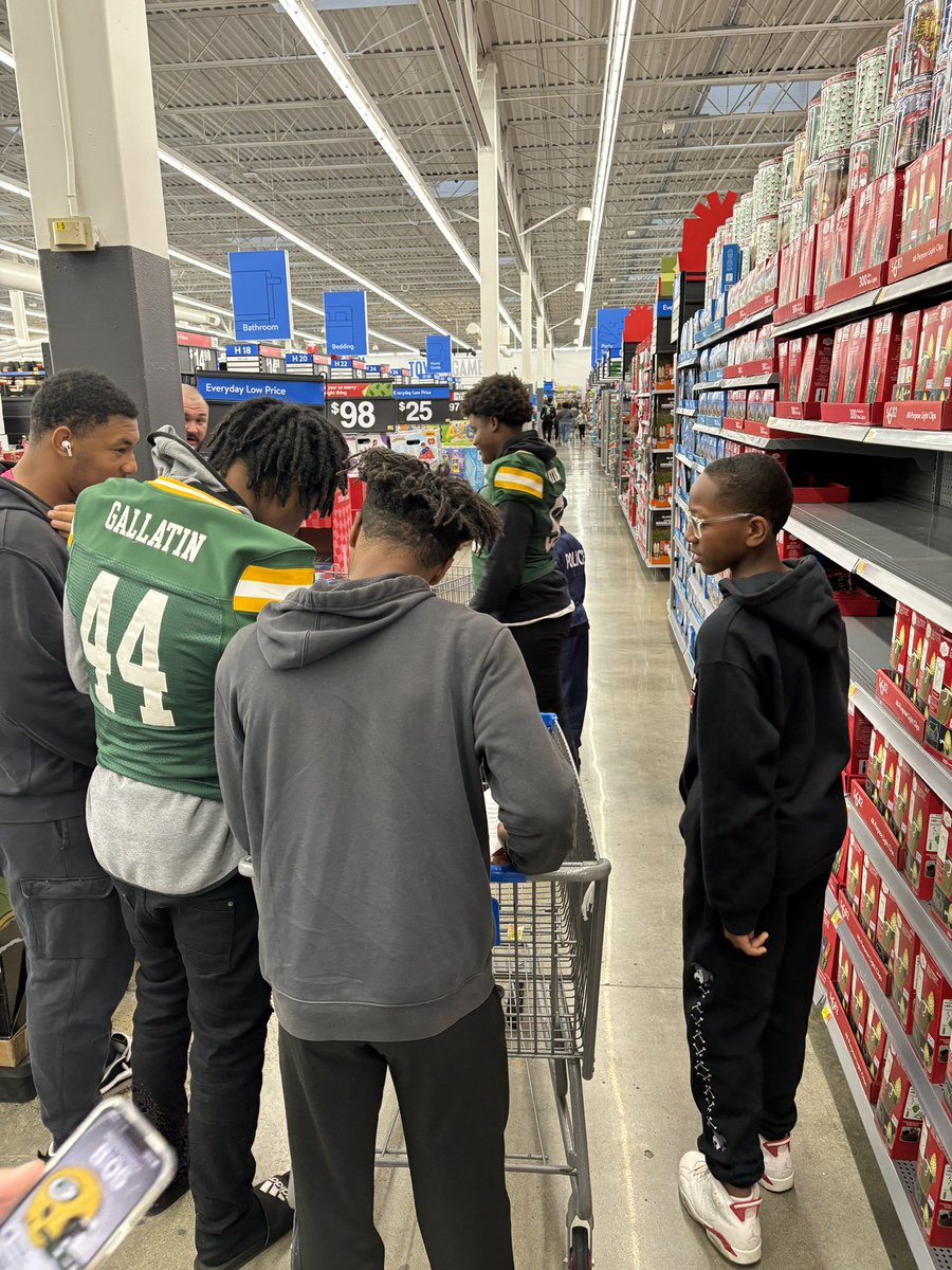 Shop with a Cop this morning was a huge success! Thank you to Chief Bandy, the @GallatinPolice , and @Walmart for allowing us assist.