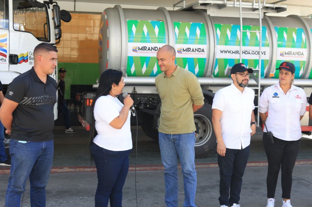 En #Guatire, acompañamos al Gobernador @HectoRodriguez en la inspección de los avances de la recuperación del CDI El Ingenio, y entrega de las nuevas unidades rústicas de TransMiranda y cisternas para el eje Plaza - Zamora. #AbracemosElEsequibo