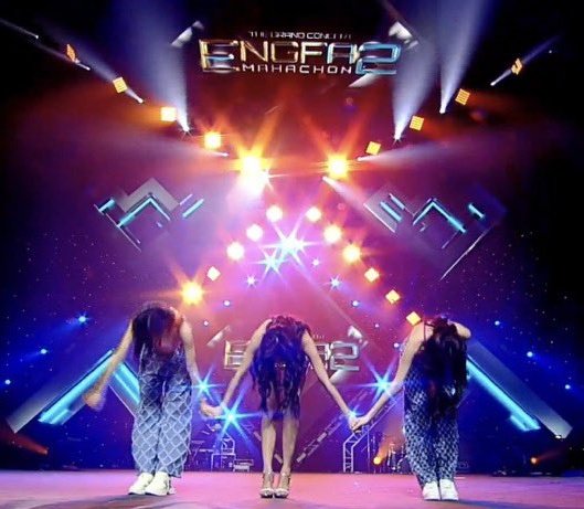 blackshadow_00's tweet image. I&apos;M BEYOND PROUD OF YOU THREE! @EWaraha
@itscharlotty @Snack_ajs

Who would have thought that they have a good chemistry performing? 🤍🔥🎉
Would love to see more soon! 🙏🏻

#ENGFA_2ndConcert
#ConcertENGFAinVietnam 
#ConcertENGFAinPhilippines
#ConcertENGFAinCambodia