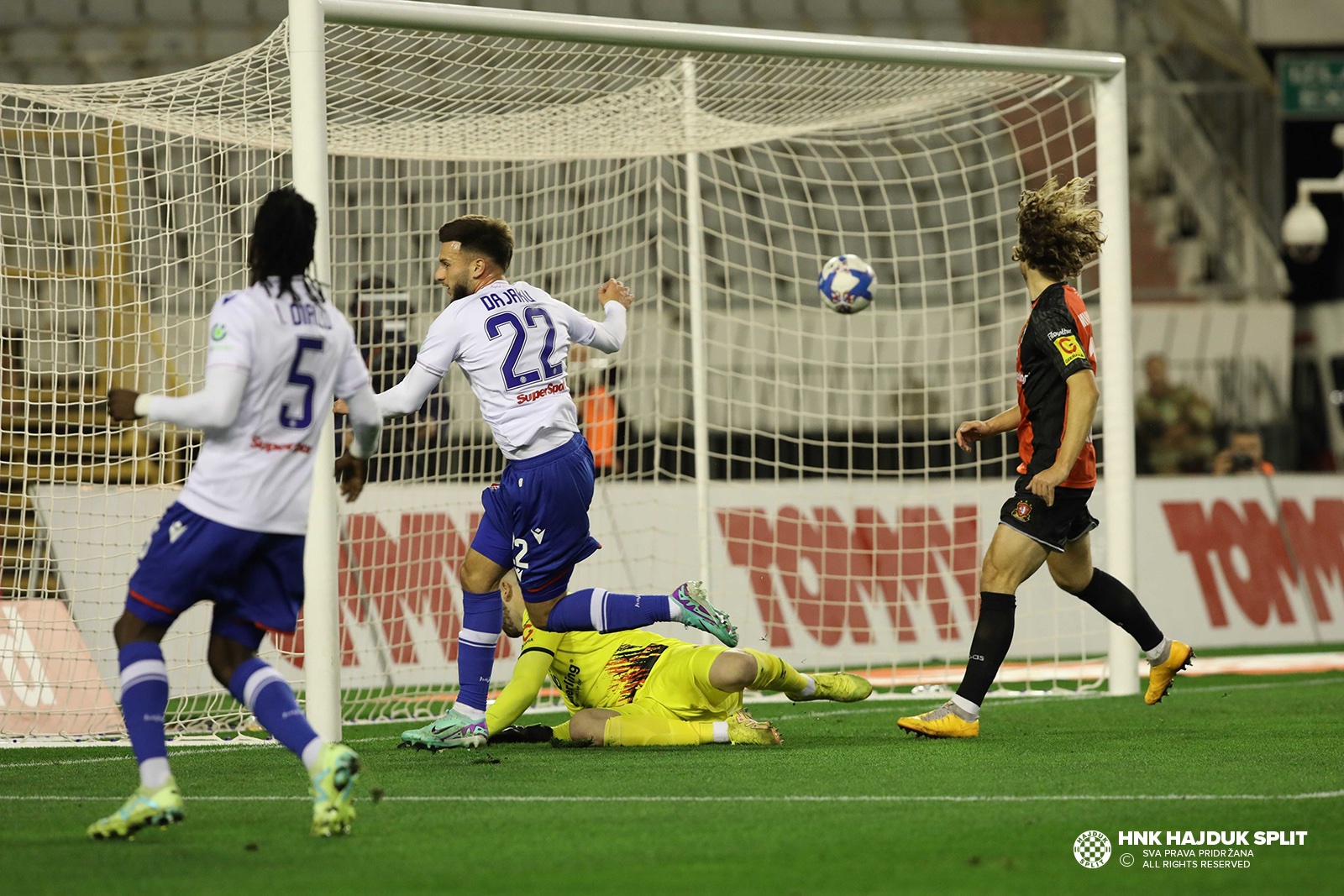 HNK Hajduk Split on X: Kraj prvog dijela na Poljudu: Hajduk - Gorica 1:0.  Ajmo Bijeli! 💪💪💪❤️💙 #samohajduk  / X