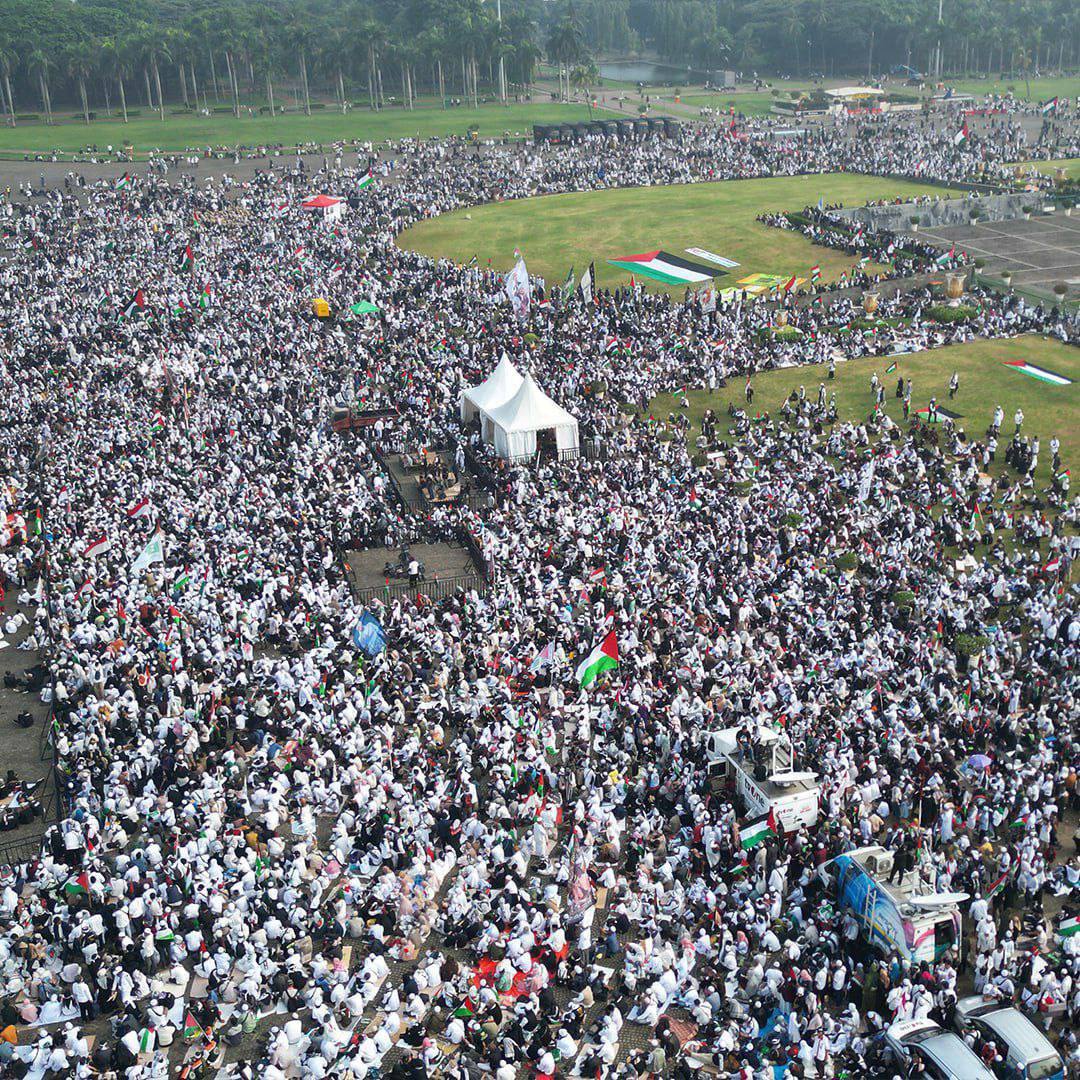 mohmhazim's tweet photo. A massive rally in the Indonesian capital, Jakarta; In support of #Gaza and the #Palestinian resistance.
#غزة_الآن #غزة_تحت_القصف 
#GazaGeniocide https://t.co/7uBg850VoC