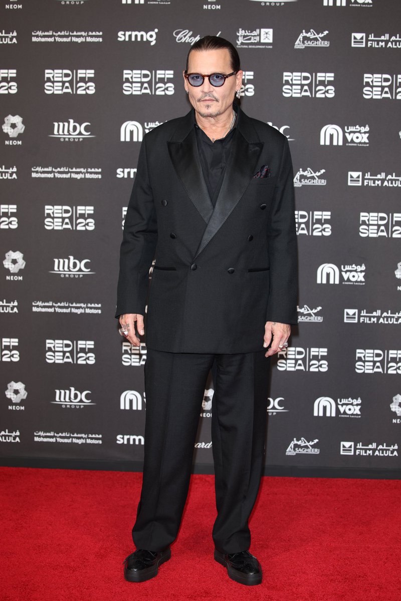 Bespoke statement.
Johnny Depp exudes classic elegance at the <a href="/RedSeaFilm/">RedSeaFilm</a> Festival Opening Ceremony clad in a Dior men's look by Kim Jones, featuring a custom black wool double-breasted tuxedo with peak lapels and a sleek black cotton shirt.
#StarsinDior #RedSeaIFF23