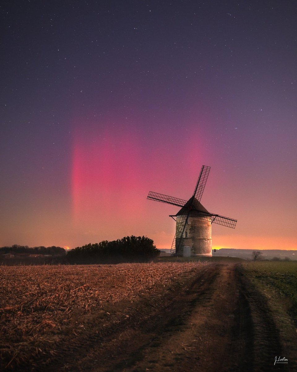 💚🌌 SMILE | Des #AuroresBoréales ont illuminé le ciel du #Nord hier soir. 

📸 @JulienLooten