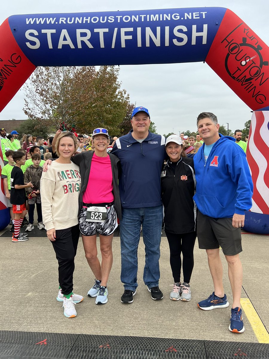 TTrae0711's tweet photo. Got to take in my first Candy Cane Fun Run put on by @salyardsms feeder pattern (@AultElem, @SwenkeCFISD &amp; @CFISDKeith). Even had a guest appearance from the best superintendent in the game @SuptMarkHenry ! Tremendous community involvement! #CFISDForAll https://t.co/yFRxbCyCVU