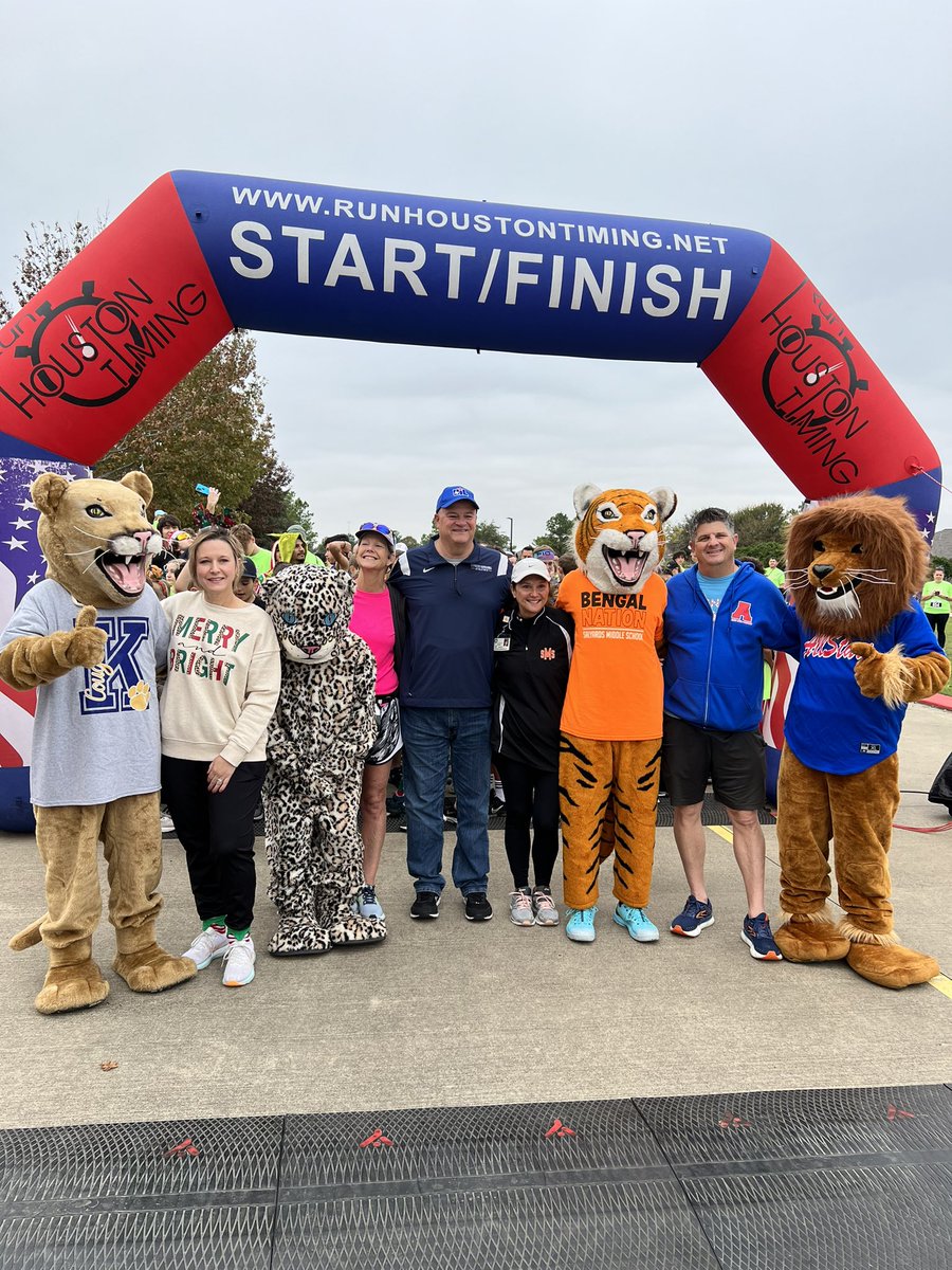 Got to take in my first Candy Cane Fun Run put on by <a href="/salyardsms/">Salyards MS</a> feeder pattern (<a href="/AultElem/">Ault Elementary</a>, <a href="/SwenkeCFISD/">SwenkeCFISD</a> &amp; <a href="/CFISDKeith/">Keith Elementary</a>). Even had a guest appearance from the best superintendent in the game @SuptMarkHenry ! Tremendous community involvement! #CFISDForAll