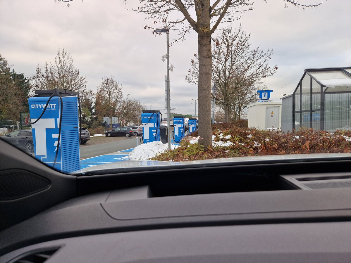 Gefühlt sind die <a href="/citywatt/">CITYWATT GmbH</a> Schnelllader am Dehner Hofheim seit Monaten kurz vor Fertigstellung. Angeblich hängt es ja an der Syna. Bin gespannt wann die Eröffnung sein wird 😉
Fotos: Juli/September/Dezember