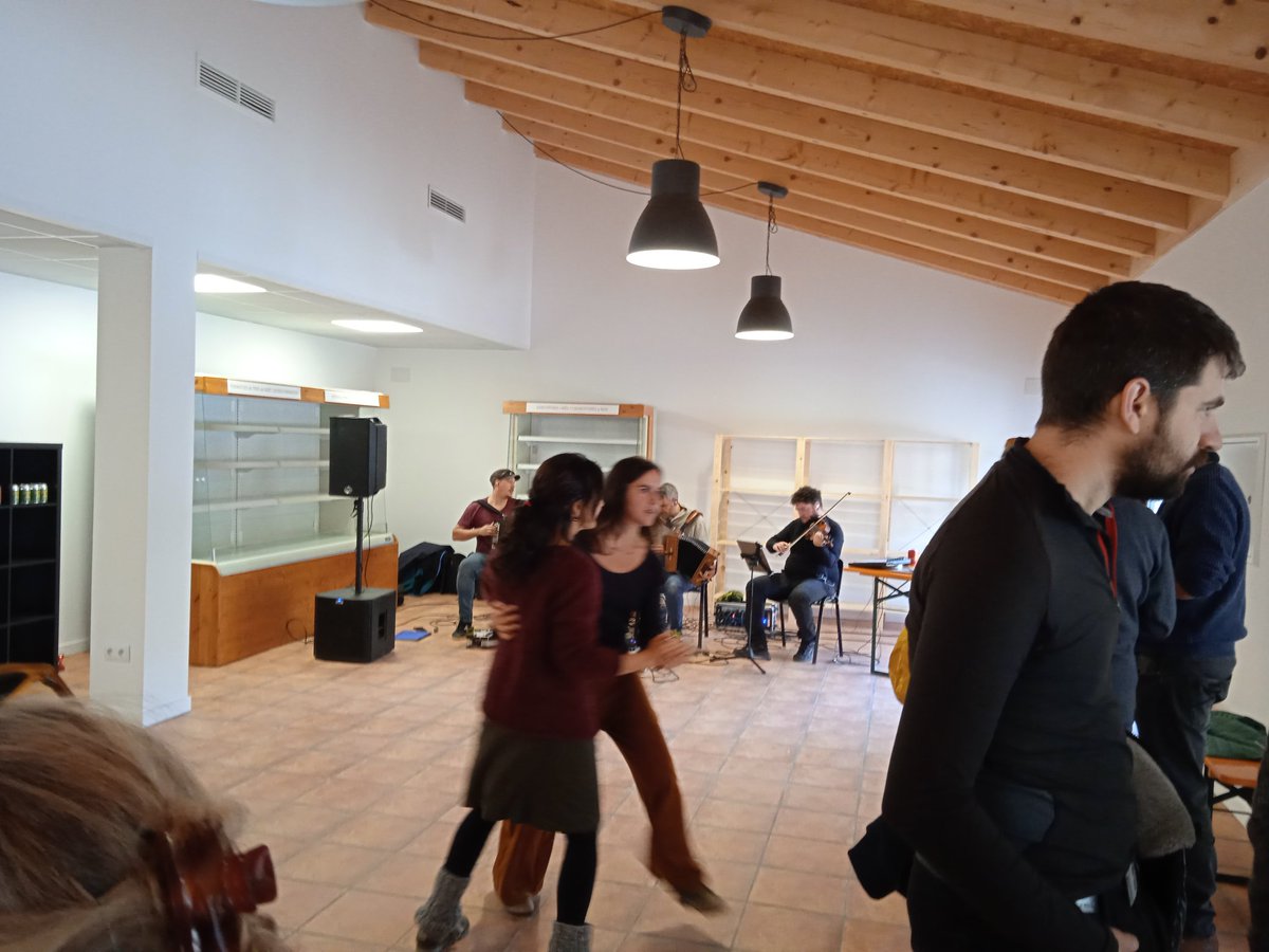 jesus_anas's tweet photo. @pallarsdigital  Inaguracion de la agrobutiga "La Boïga" en Ribera de Cardós. Dar vida al país. Todo un éxito. Gracias @Amonvalldecardos https://t.co/8qLMC8rYZv
