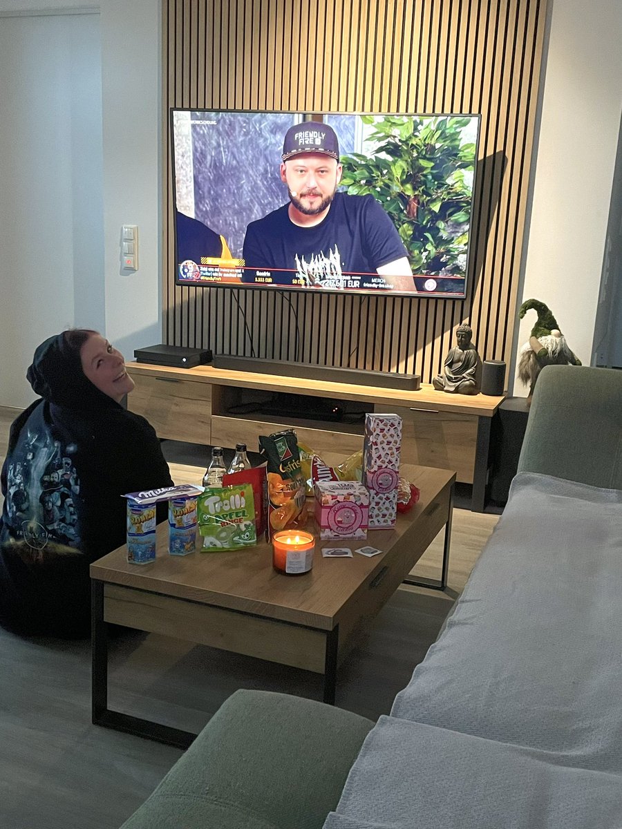 FellEnte's tweet photo. So wird zu FF9 abgelümmelt . Spendet was das Zeug hält ihr kleine süßen Zuckerschnütchen #kittycatcakes #FriendlyFire9 https://t.co/hv1VxhEFRW