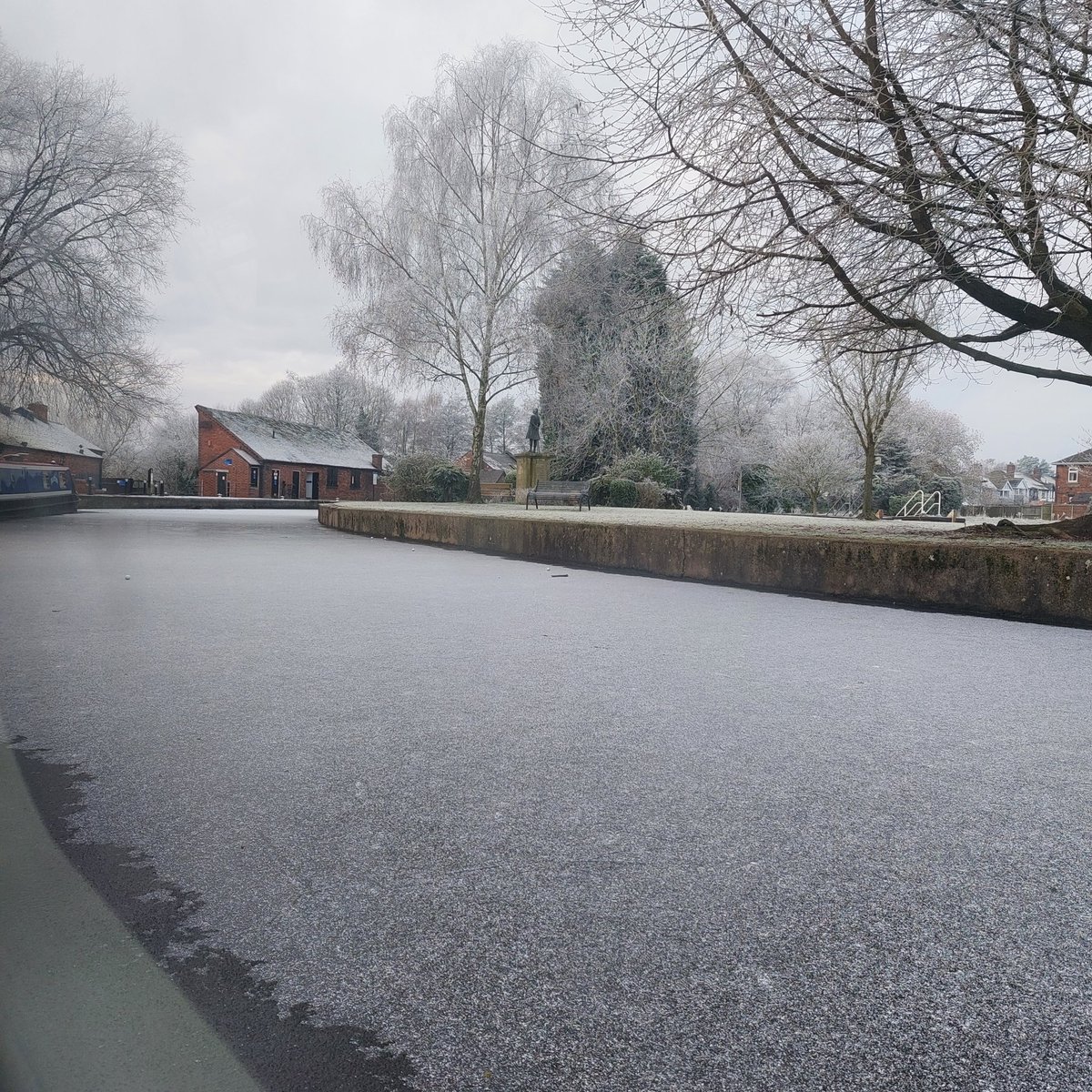 FloatMyBoat__'s tweet photo. Ooh I can smell that it's going to snow ❄️ 😁
#narrowboatliving #canallife #narrowboatlife #floatmyboat #caldoncanal #LifesBetterByWater #icedin #etruria #boatsthattweet #boatsofinstagram #snow https://t.co/dTMxOkrR7u