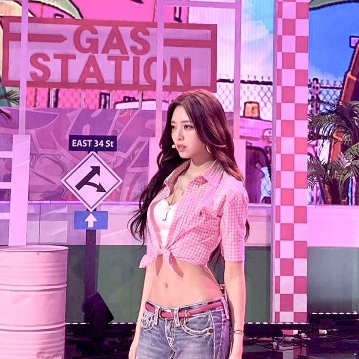 และนี่คือผู้หญิงที่ใส่เอวต่ำได้ปังที่สุดในวงการ หน้าท้องสิบเอ่ดของยูนาชัดละเกินสะเทือนเคพัพ สัดส่วนเริ่ด อะไรเริ่ด มีความสุขมาก ㅜ ㅜ น้องมันกะมีความสุข ดีใจที่แกแฮปปี้กะการแต่งตัวตลอดมา