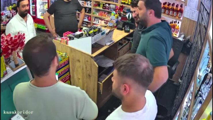 Zamanında gündeme gelmesi için uğraştığımız ve gündeme getirerek gereğinin yapılmasını sağladığımız Esenyurt tekel bayii cinayetinde yeni bir gelişme oldu.

Öldürülen Batuhan Bayındır'ın ailesi 3 milyon lira karşılığında şikayetini geri çekmiş!

#esenyurt #tekel #cinayet #baskın