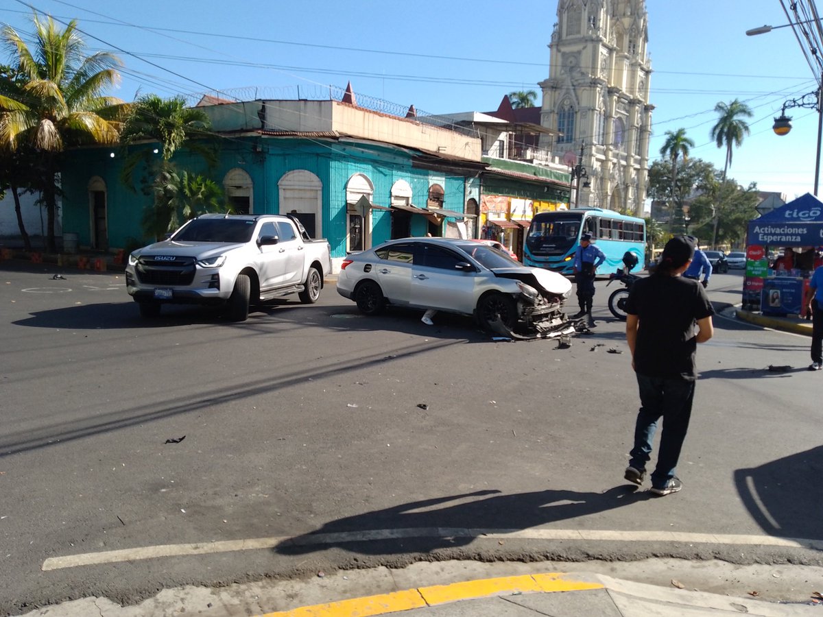PunkOwlord's tweet photo. @alertux Accidente en Calle Arce justo en frente de el Fedecredito. https://t.co/HrpFDJygo7