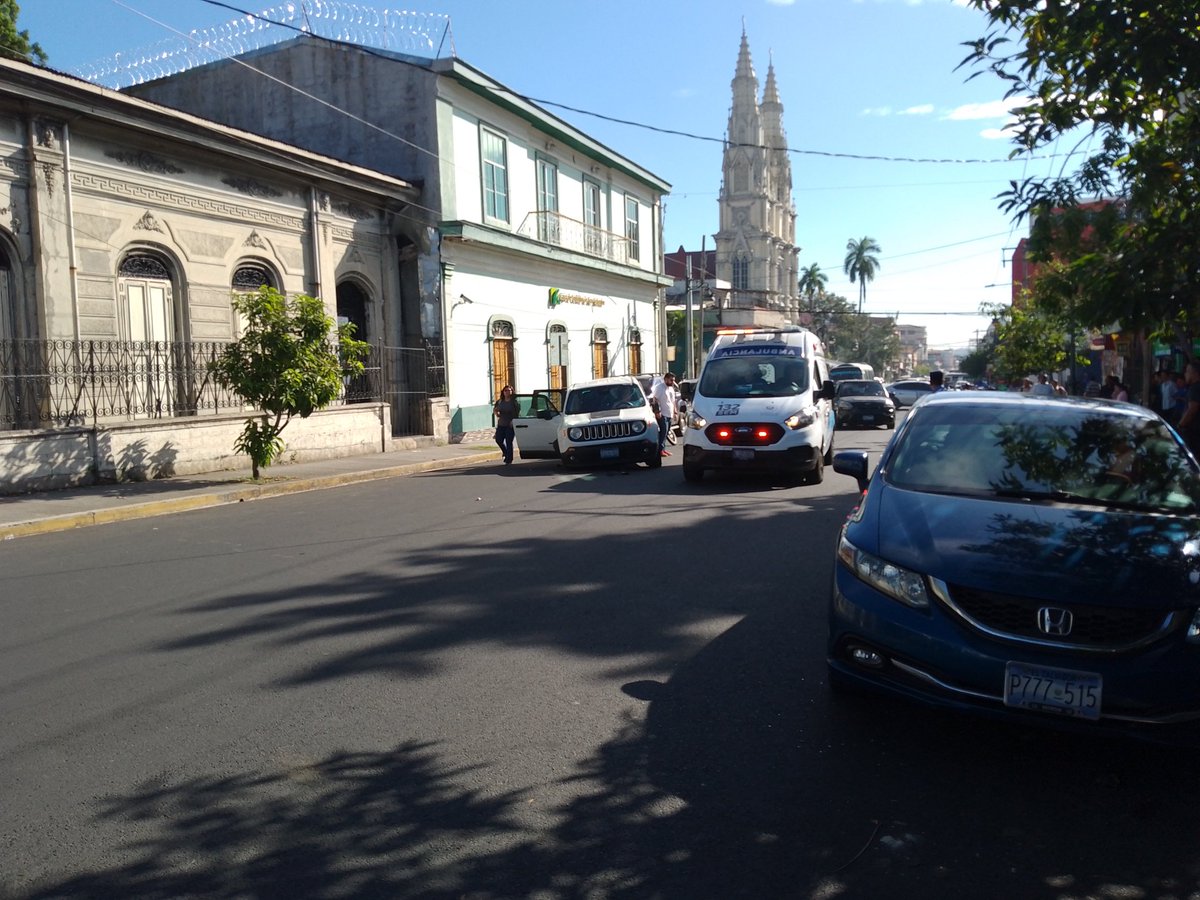 PunkOwlord's tweet photo. @alertux Accidente en Calle Arce justo en frente de el Fedecredito. https://t.co/HrpFDJygo7
