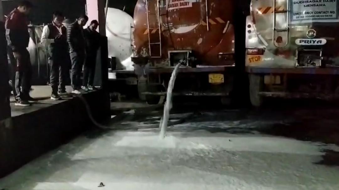 हरदोई

8,50000 का नकली मिलावटी दूध बरामद

संडीला के औद्योगिक क्षेत्र में अभिषेक डेयरी का मामला

पुलिस एवं खाद्य विभाग की संयुक्त टीम ने मारा छापा

छापा मारकर नकली दूध बनाने का किया भंडाफोड़ 

5 बोरी 100 kg मिल्क पाउडर मौके पर बरामद हुआ।
<a href="/hardoipolice/">Hardoi Police</a> <a href="/dmhardoi/">DM Hardoi</a> <a href="/MerajUd12507952/">Meraj Uddin Siddiqui</a>