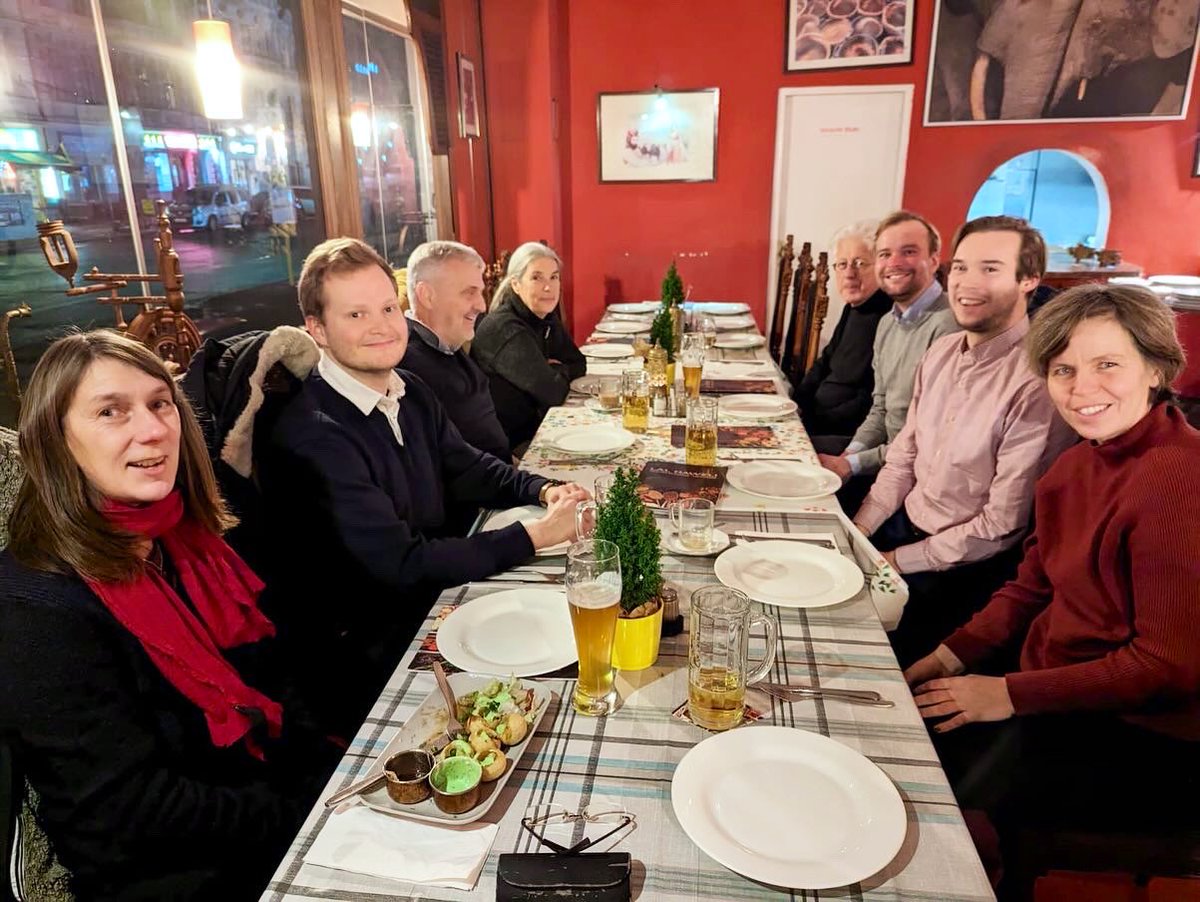 spd_altmoabit's tweet photo. Am Donnerstag haben wir uns in gemütlicher Atmosphäre zusammengesetzt, um als Abteilung den Ausklang des Jahres gemeinsam zu feiern. Bei der Gelegenheit konnten wir auch einen Jubilar ehren: Vielen Dank für 25 Jahre Mitgliedschaft, Lars! https://t.co/Ck6j5Q3ajA