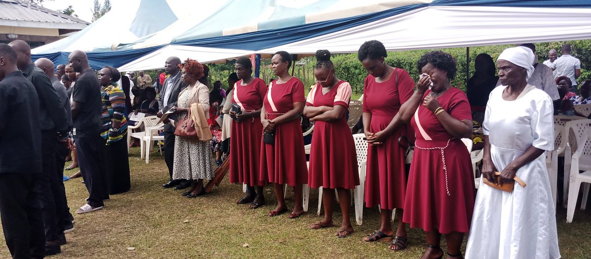 Pictorial of Relatives of late Wycliffe Kafwa saying bye to him on day of burial. It was a sad day in Nambale, Kenya. <a href="/AnglicaninKenya/">Anglican Church of Kenya</a> <a href="/allsaintsnrb/">All Saints' Cathedral, Nairobi</a> <a href="/bernardkwiri/">📸Bernard Kwiringira Japhali</a> <a href="/ChurchofUganda_/">Church of Uganda</a>
