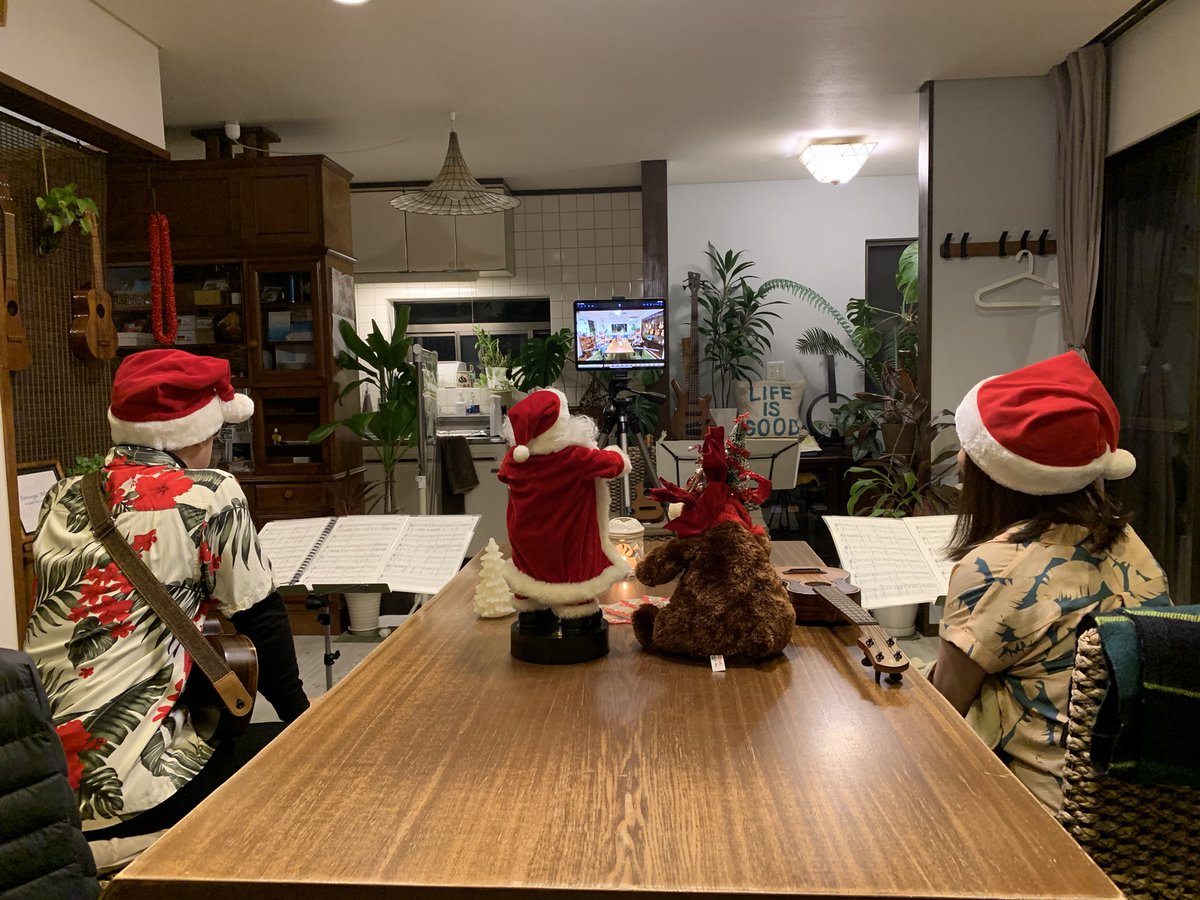 ukulele_studio's tweet photo. クリスマスビデオ発表会の録画チェック中。 https://t.co/DQWJf3enA9