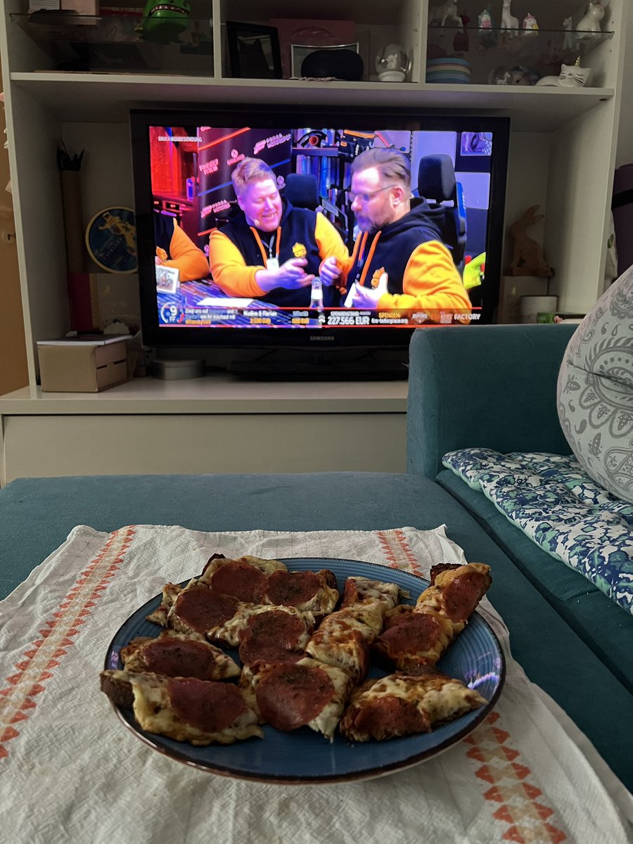 Kiwikeks's tweet photo. Spezialprogramm :) #friendlyfire9 https://t.co/PX72oFFQu6