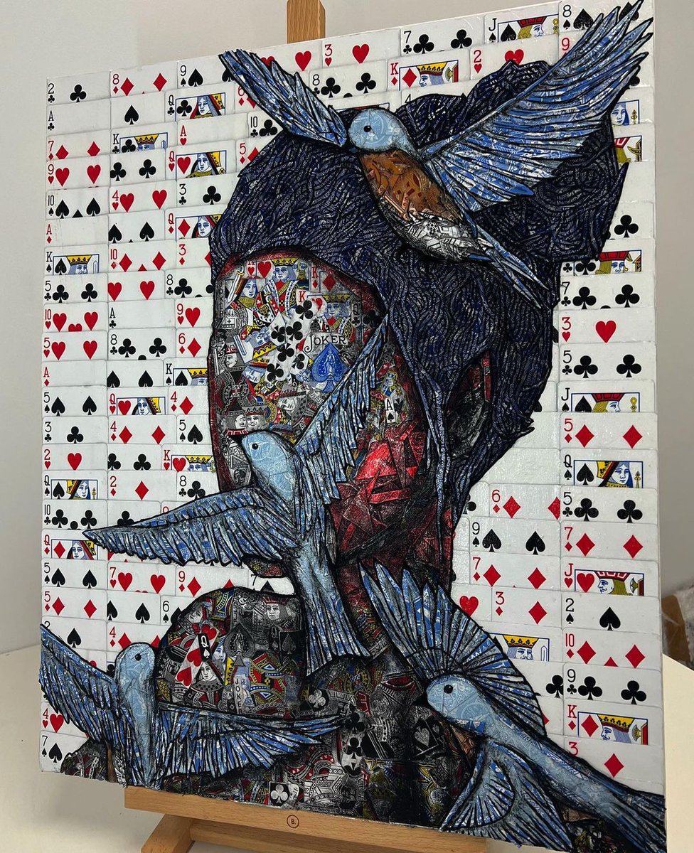 sitearea's tweet photo. Explore a magia da criação artística com Elmo Hood! Apresentando "Bluebird" 2022, uma deslumbrante colagem de cartas de baralho e acrílico sobre tela. Siga @elmohood para mais insights e descobertas artísticas. #ElmoHood #Bluebird2022 #ArteContemporanea #ProcessoCriativo https://t.co/dRumXF6jVW