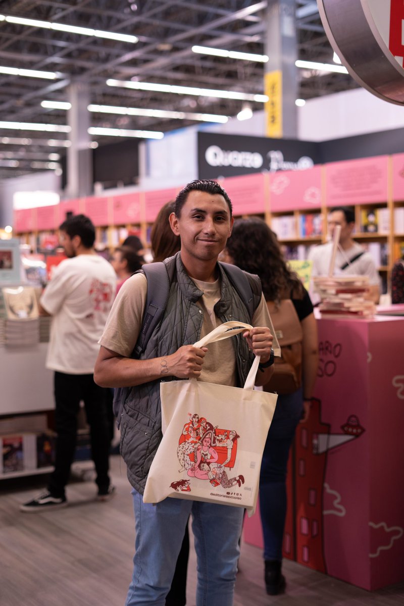 EdSextoPiso's tweet photo. Algunxs de nuestrxs querid×s lectorxs en nuestro stand B1 con sus libros 💗📚.
¡Qué increible conocerlxs! ⭐️
#FILGuadalajara #FIL2023 #EditorialSextoPiso
#SPDistribuciones https://t.co/iv1osXQRvr