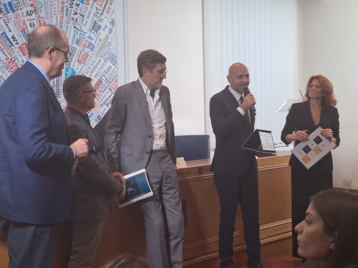 Paolo_Alfieri's tweet photo. Mi è stato assegnato il secondo premio giornalistico dedicato a Maria Grazia #Capulli, giornalista @Rai che sapeva porgere ogni notizia e ogni storia con la dolcezza e l'eleganza che tutti ancora ricordano. https://t.co/GYpjhaCMco