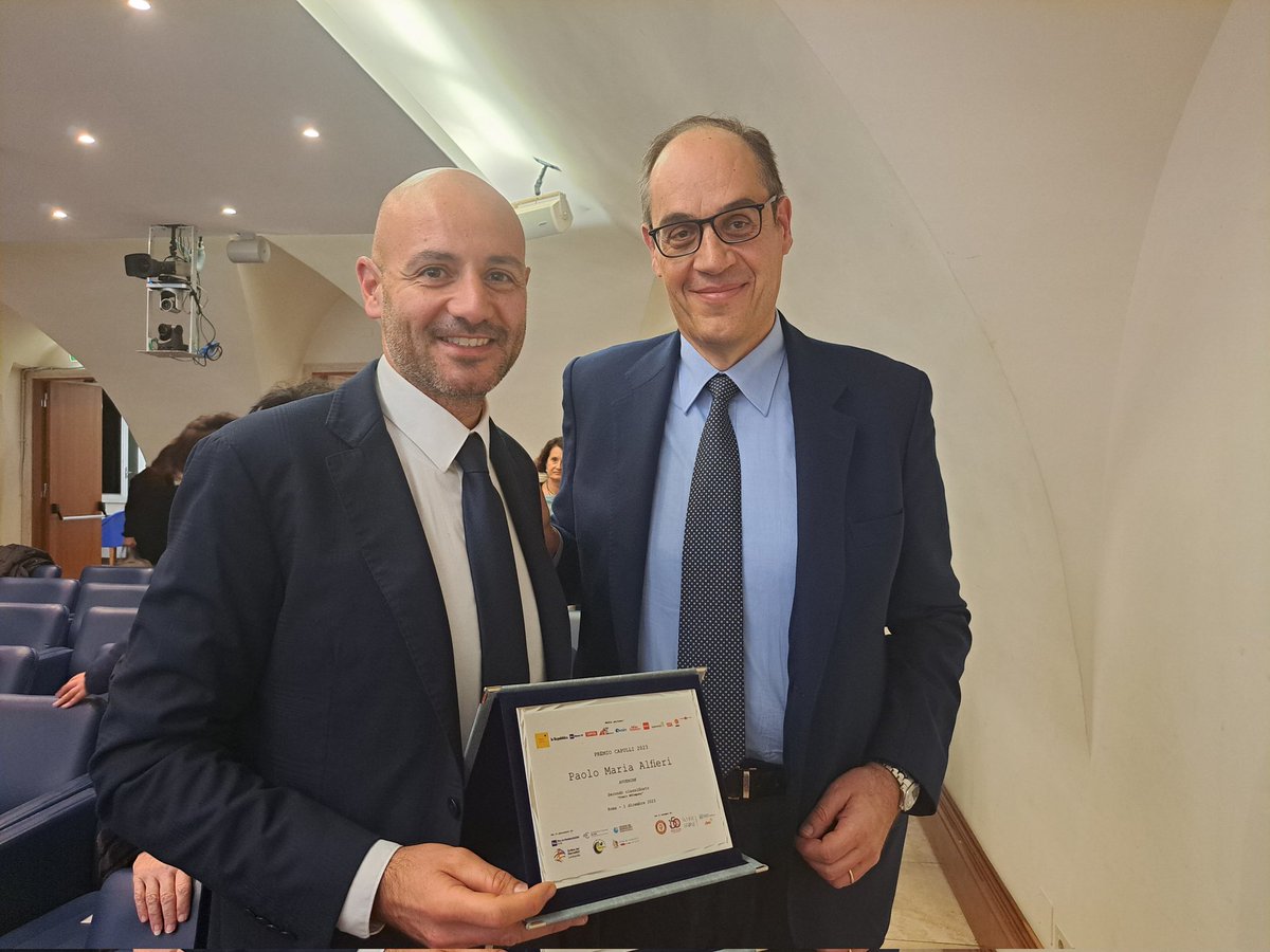 Paolo_Alfieri's tweet photo. Mi è stato assegnato il secondo premio giornalistico dedicato a Maria Grazia #Capulli, giornalista @Rai che sapeva porgere ogni notizia e ogni storia con la dolcezza e l'eleganza che tutti ancora ricordano. https://t.co/GYpjhaCMco