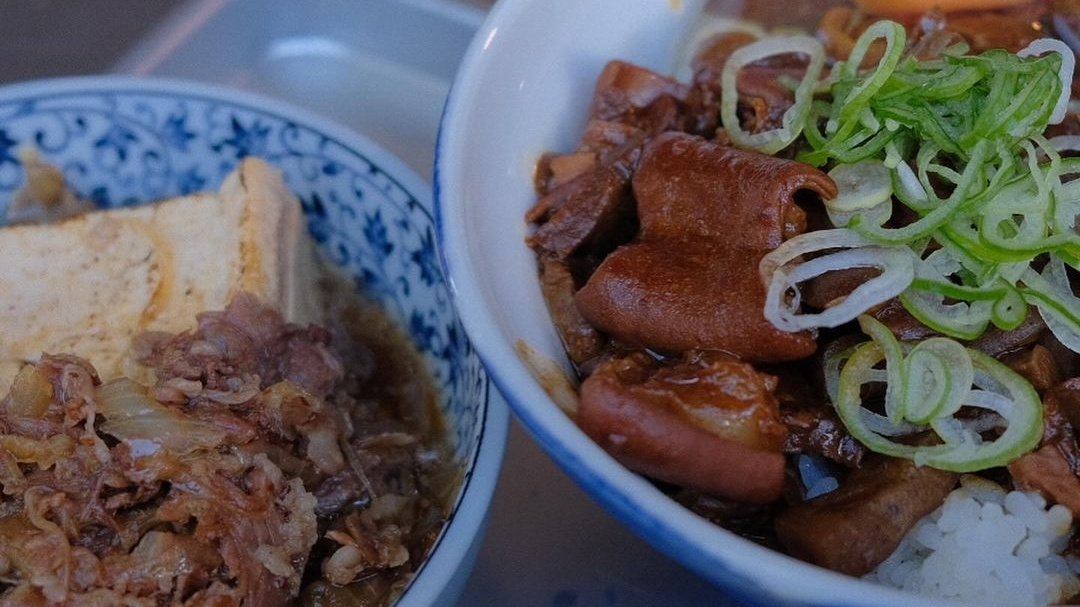 Jungdeun's tweet photo. Before our mama performance, I was wandering around Japan and feeling so pumped up by the awesome vibes when suddenly, my tummy is super happy! I totally stuffed myself with yummy gyudon and tamagoyaki – they were like taste fireworks that made me crave more; so nyammi :9 https://t.co/lcAOPsOSZE