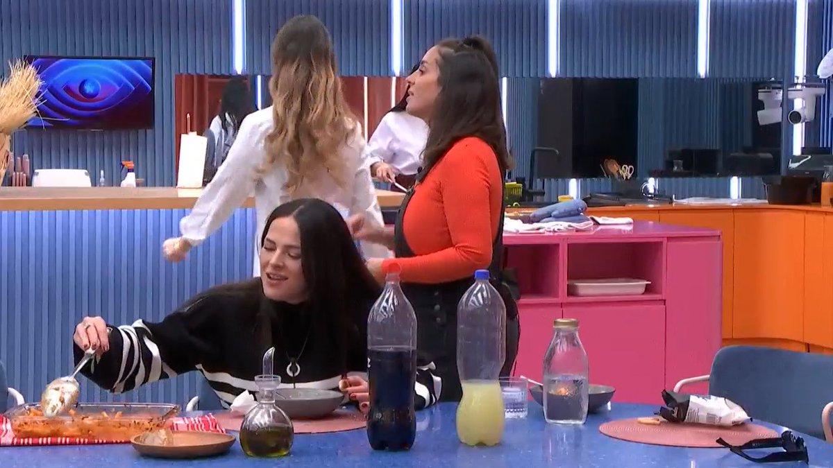 ghoficial's tweet image. ¿¡Anabel acaba de decir que no puede comerse la pizza sin MAYONESA?!
Y encima con recochineo se lo dice a Michael 😱🍕

#GHVIP2D

🔴mitele.es/directo/gh-vip…