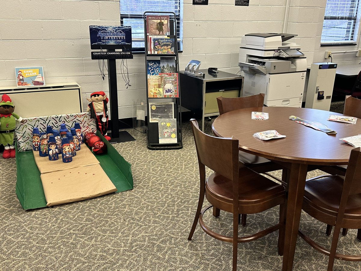 HCTC_Library's tweet photo. It’s Downtown Christmas in Jackson, Kentucky! We are ready for a swashbuckling good time at the Lees College Campus Library on Jefferson Avenue (library science building). https://t.co/tHskVwOVye