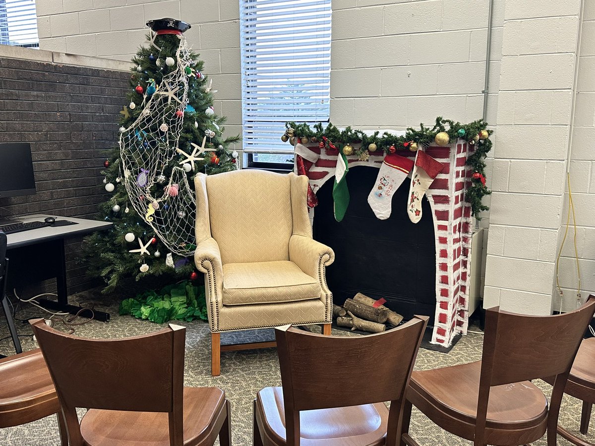 HCTC_Library's tweet photo. It’s Downtown Christmas in Jackson, Kentucky! We are ready for a swashbuckling good time at the Lees College Campus Library on Jefferson Avenue (library science building). https://t.co/tHskVwOVye