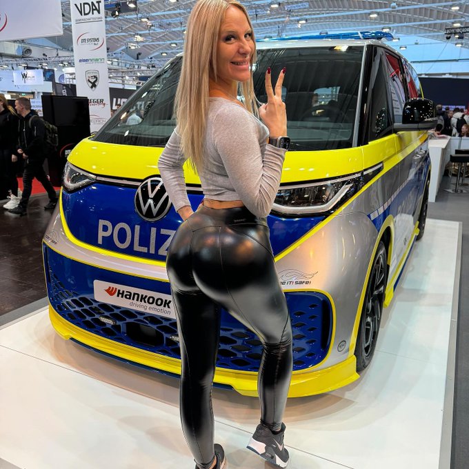 Live auf der Essen Motorshow vor dem Polizei ID Buzz. Ob der in Serie geht? 😅 Wohl eher nicht. #essenmotorshow<a href="/tag/wetlook"class="tags"><span>#wetlook</span></a><a href="/tag/wetlookleggings"class="tags"><span>#wetlookleggings</span></a><a href="/tag/essenmotorshow"class="tags"><span>#essenmotorshow</span></a><a href="/tag/po"class="tags"><span>#po</span></a>