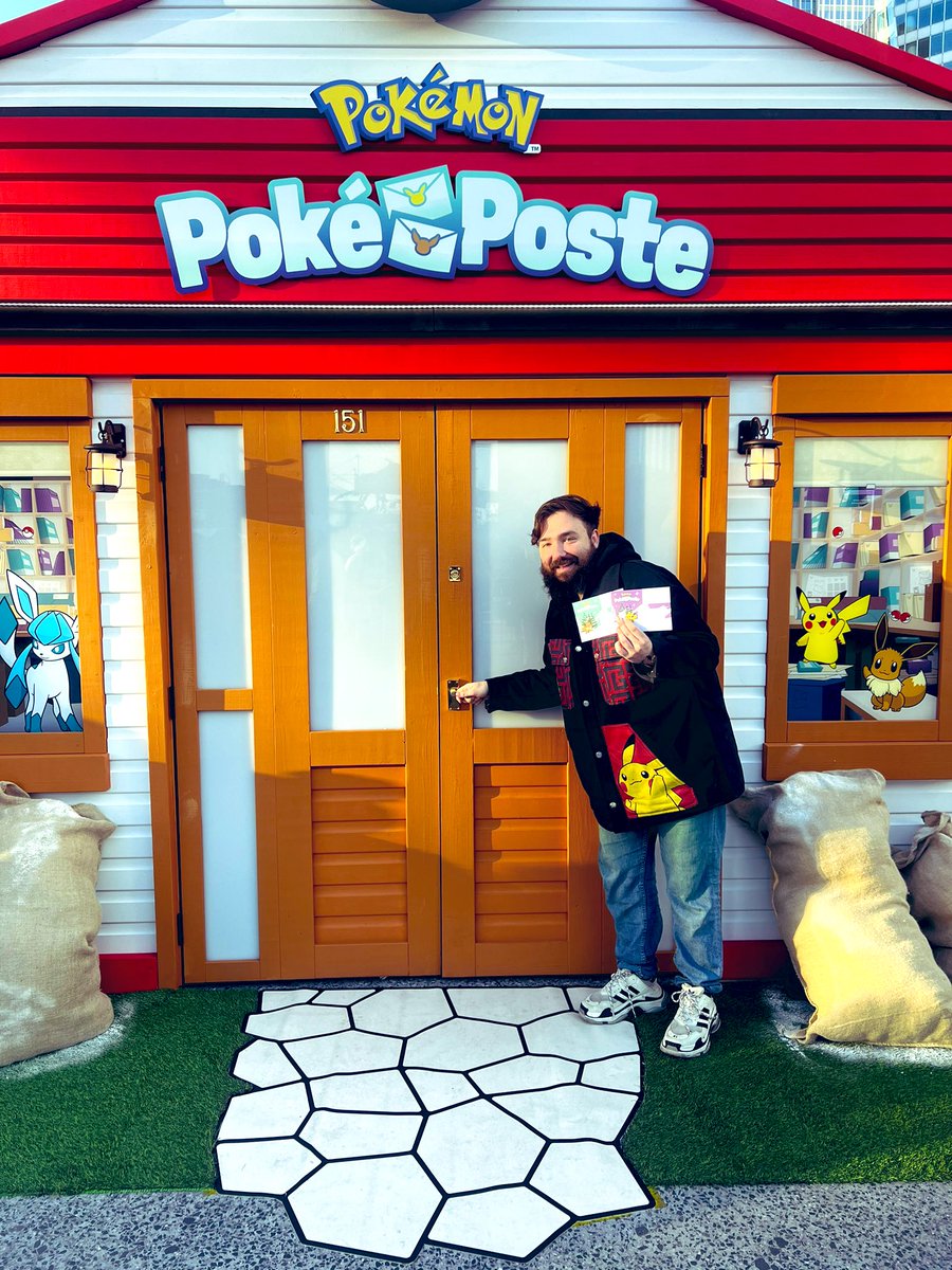 Poké Poste à Paris La Défense juste incroyable et les cartes Pokémon offertes sont sublime 💛 Merci Pokémon ♥️