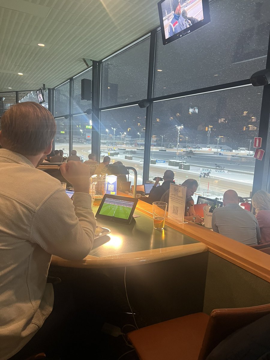 Fwindex's tweet photo. Bara @JohanBrunlof som sitter med iPad på Solvalla för att kolla Arsenal https://t.co/VXrFUFxu0A