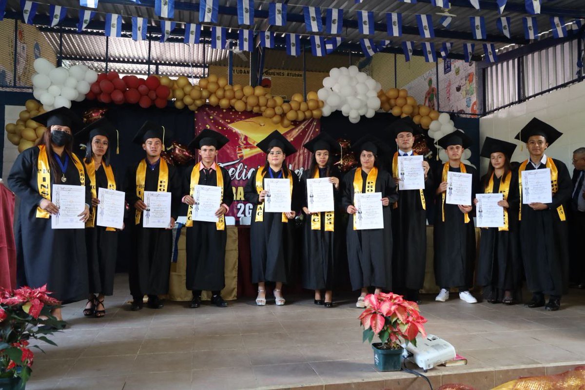 MsacacoyoSv's tweet photo. Felicitamos a a los nuevos graduados de la Promoción 2023 🎓 del Instituto Nacional De Sacacoyo. https://t.co/p1dD4b6xBV