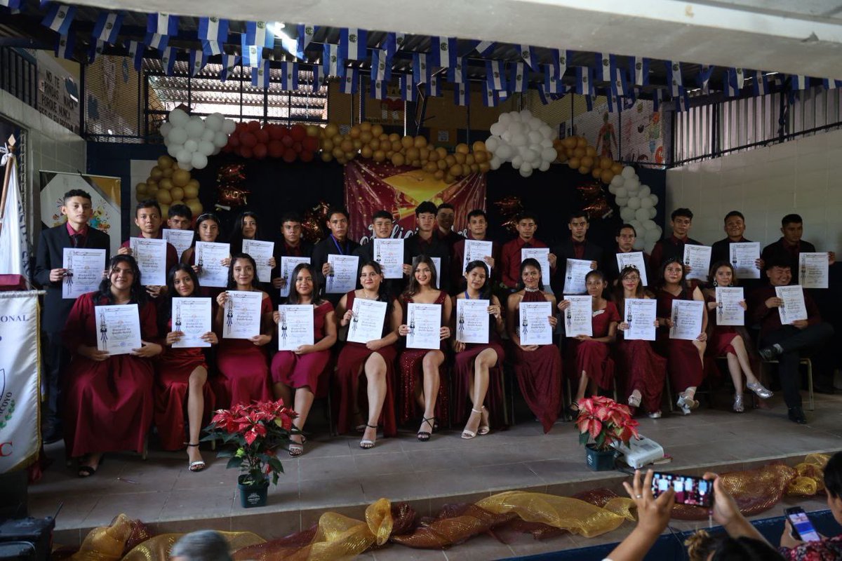 MsacacoyoSv's tweet photo. Felicitamos a a los nuevos graduados de la Promoción 2023 🎓 del Instituto Nacional De Sacacoyo. https://t.co/p1dD4b6xBV
