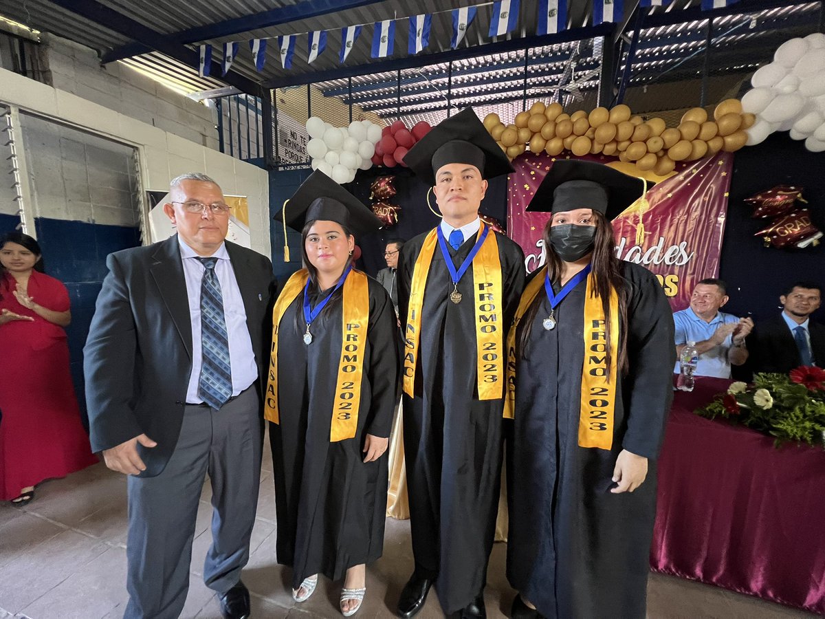 MsacacoyoSv's tweet photo. Felicitamos a a los nuevos graduados de la Promoción 2023 🎓 del Instituto Nacional De Sacacoyo. https://t.co/p1dD4b6xBV