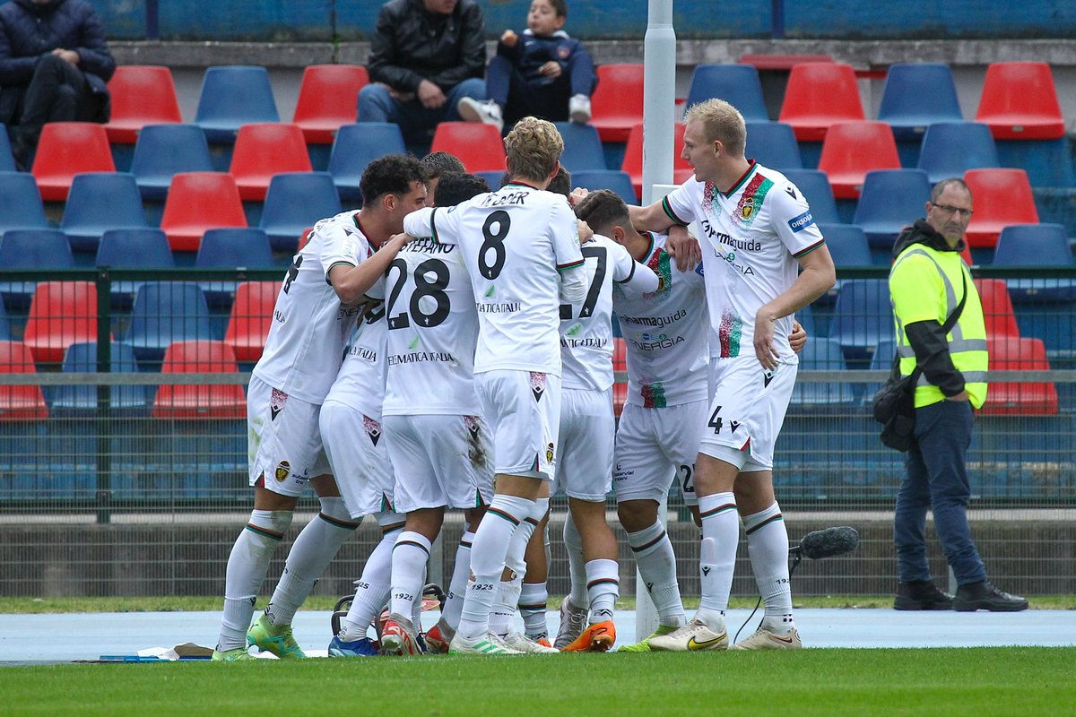 TernanaOfficial's tweet photo. 📑  @CosenzaOfficial vs @TernanaOfficial 1-3, il tabellino finale 👉  https://t.co/XO4t22Z0sM  🟥🟩

#CosTer 1-3
#NoiSiamoLaTernana 
#SerieBKT https://t.co/iyaXeoacc8