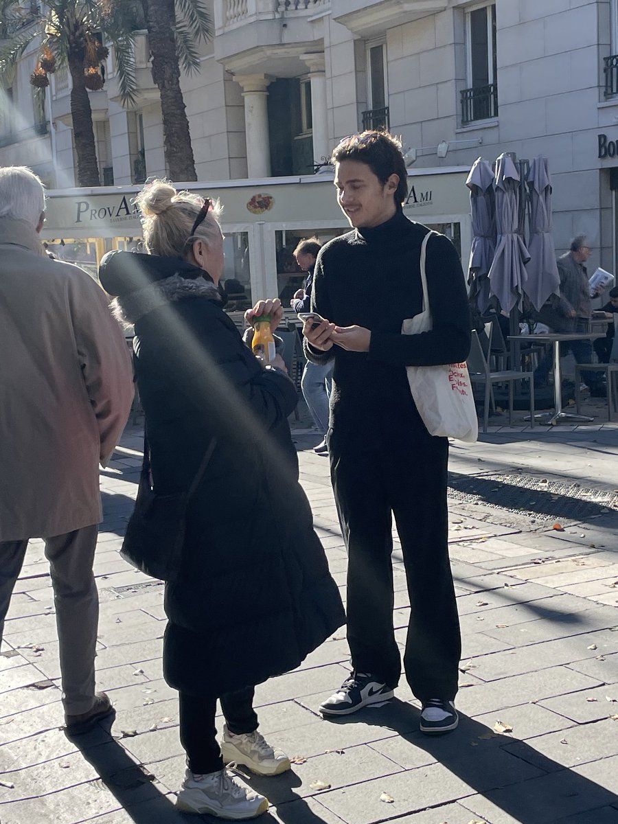 lesjem06's tweet photo. Parlons Europe 🇪🇺
Échanges au marché de libération à Nice.
L’occasion de lancer notre consultation #beEuropean https://t.co/nTR9Thz29g